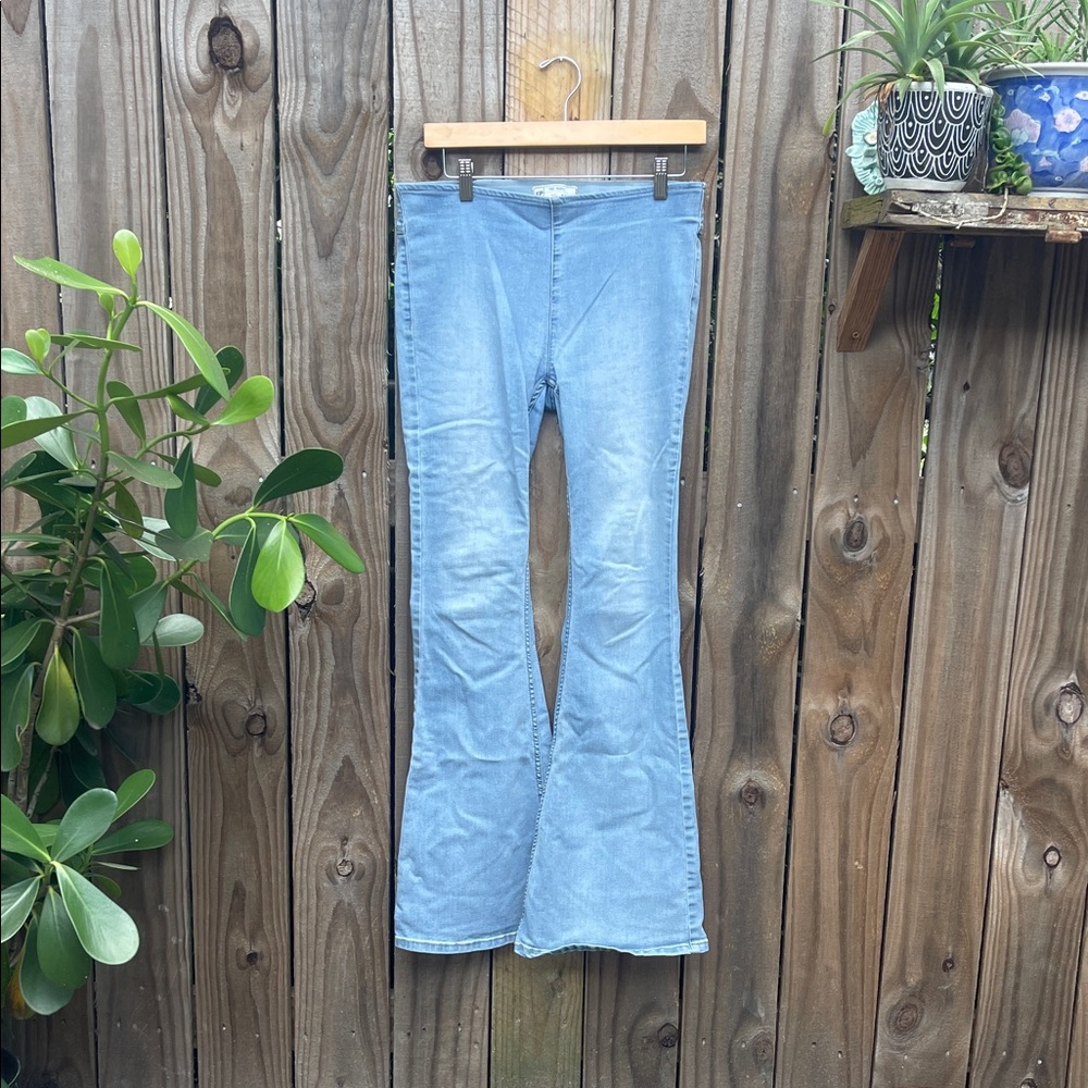 Women’s Free People Size 29 Light Blue Stretchy Flare Jeans